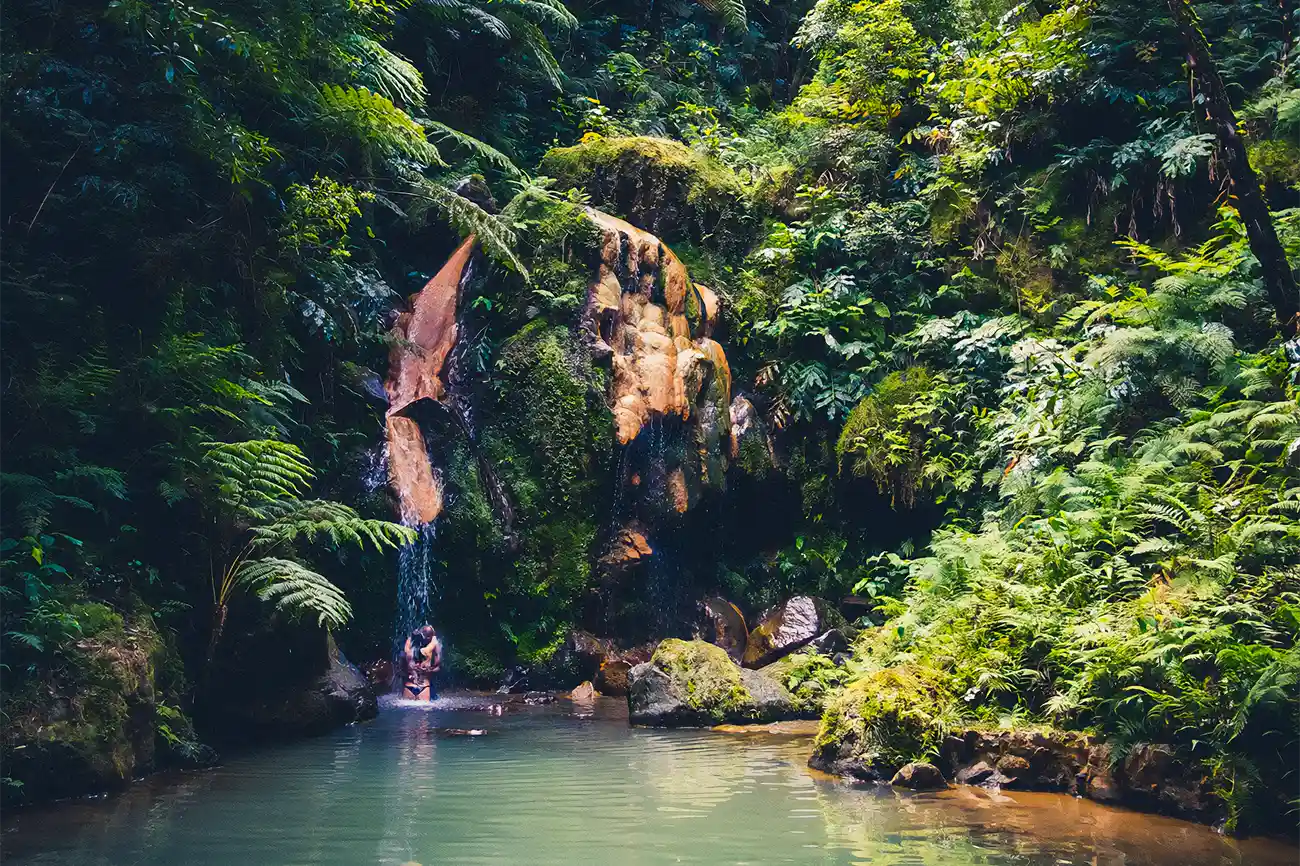 Cascata de água termal da Caldeira Velha - Lagoa do Fogo Cascata da Caldeira Velha